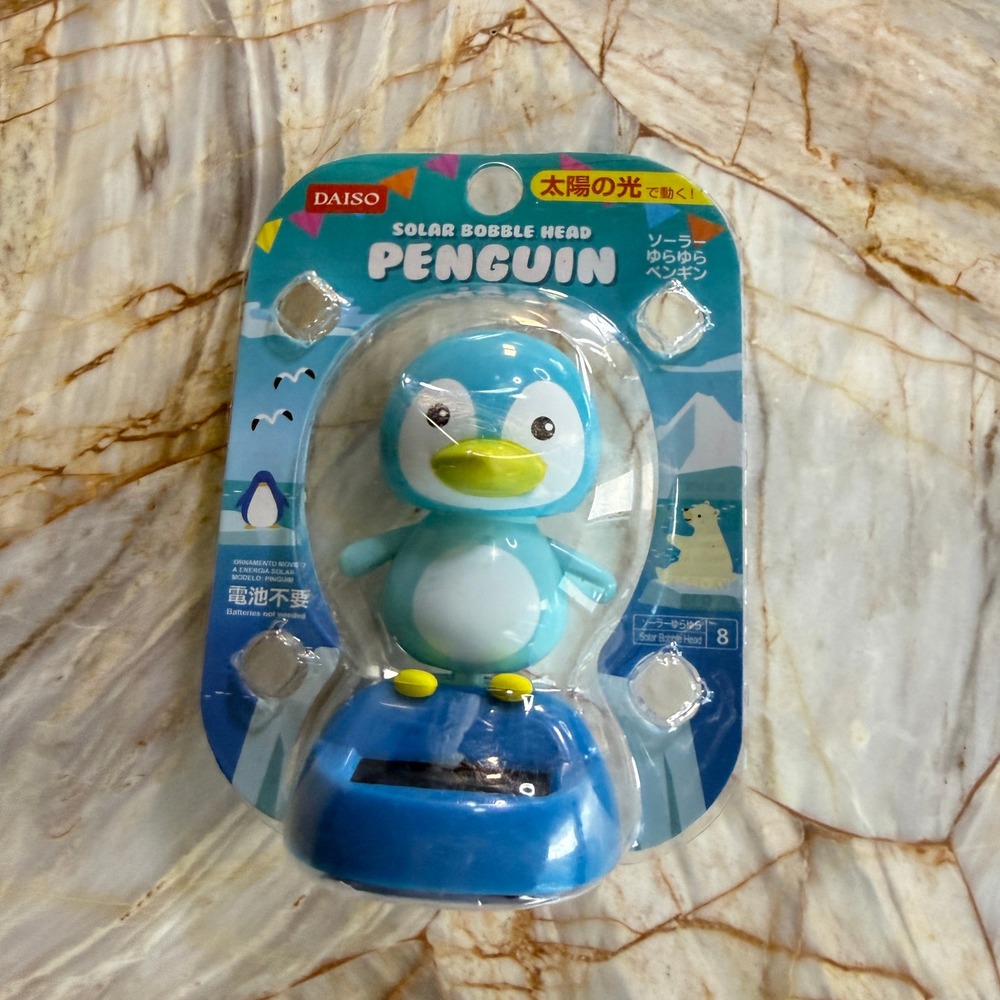 Daiso Solar Powered‎ Bobble Head Penguin Blue White Yellow YA-17-10 D 106 NEW